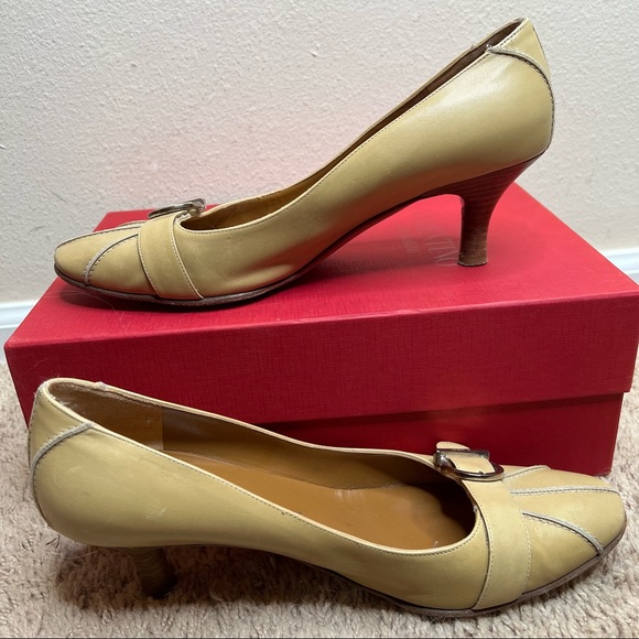 Vintage Salvatore Ferragamo 9B Kitten Heels Camel Beige - Picture 3 of 8